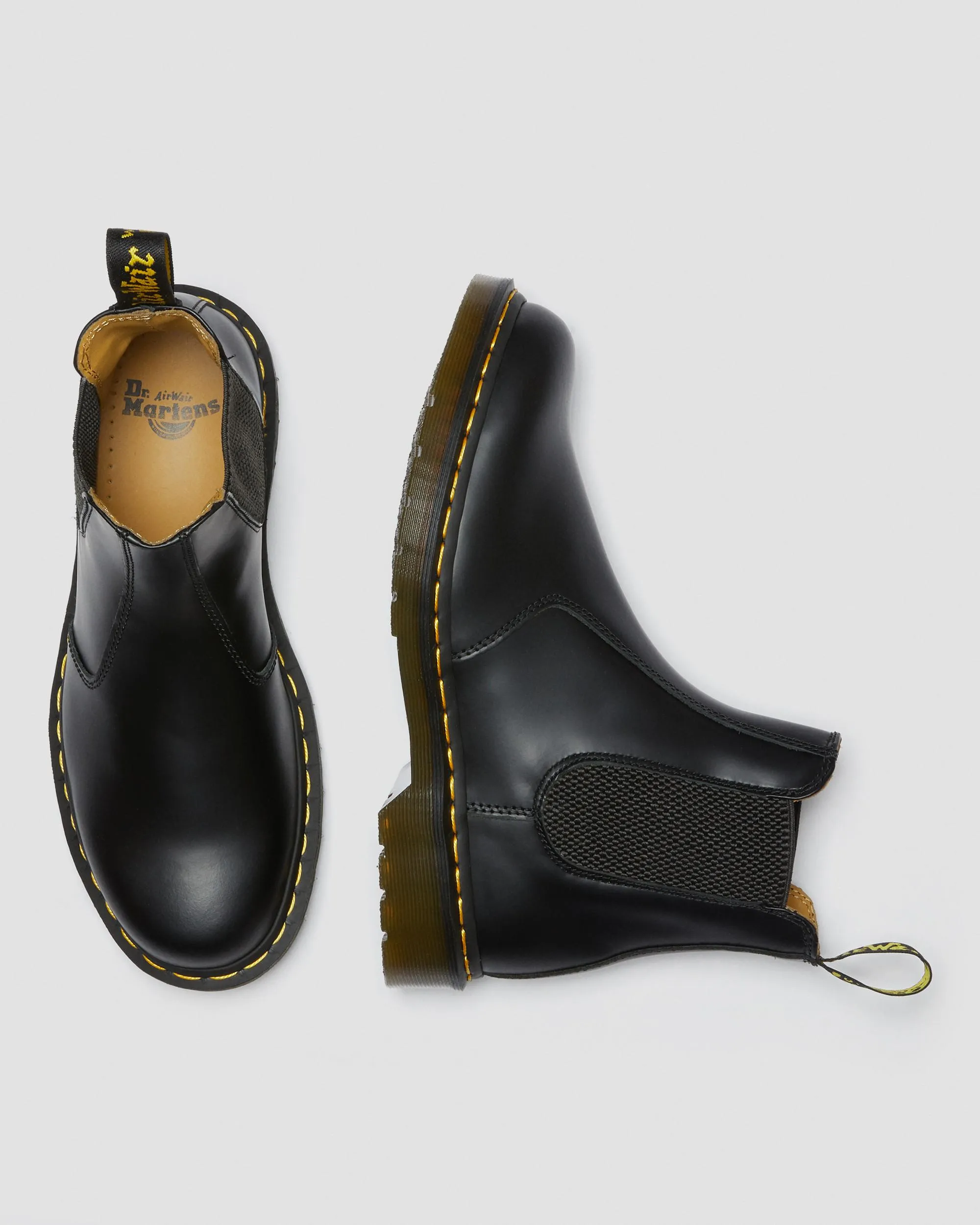 Chelsea boots in smooth leather with Dr stitching. Martens, black