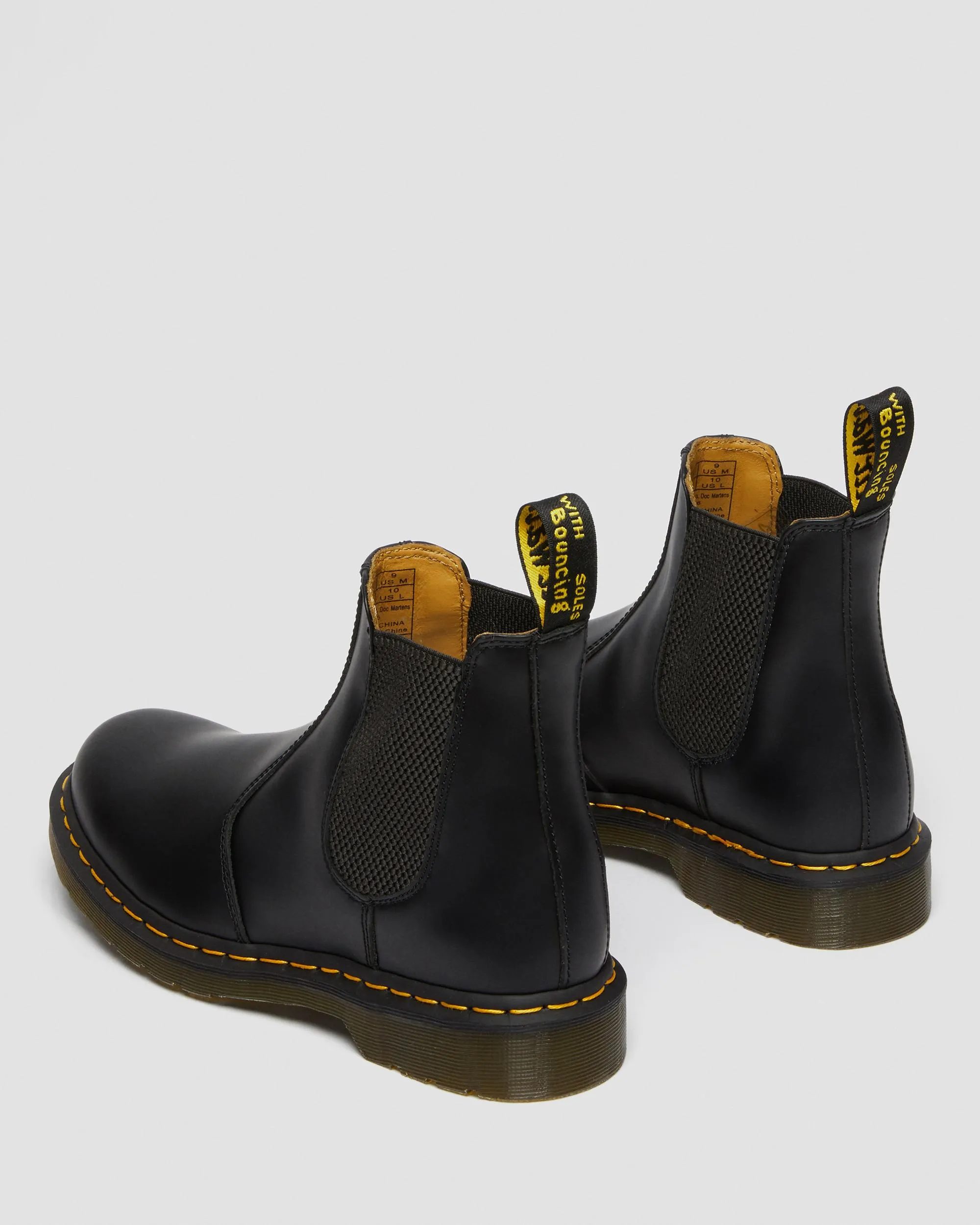 Chelsea boots in smooth leather with Dr stitching. Martens, black