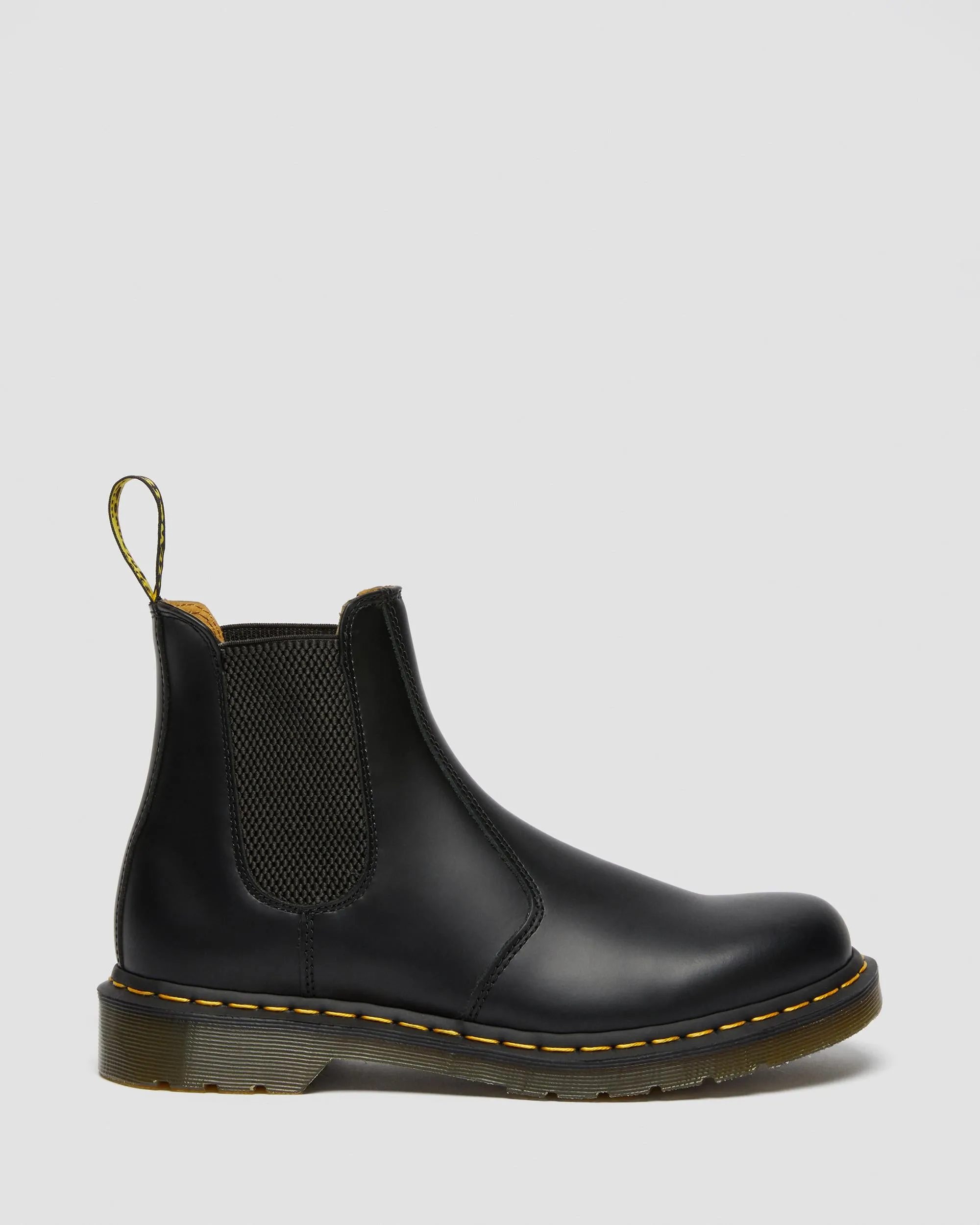 Chelsea boots in smooth leather with Dr stitching. Martens, black