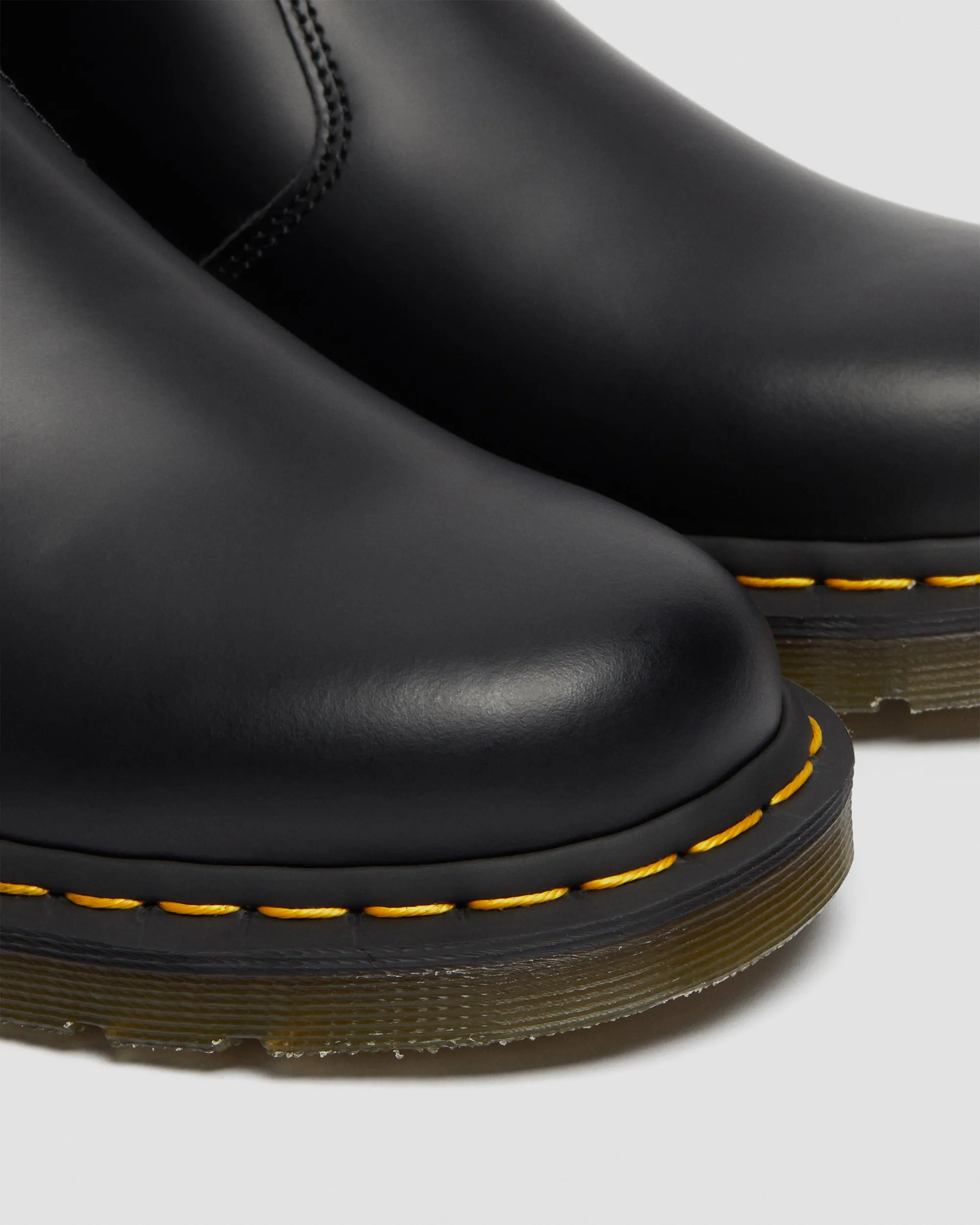 Chelsea boots in smooth leather with Dr stitching. Martens, black